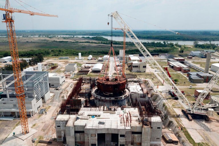 Milei y la motosierra en el área nuclear